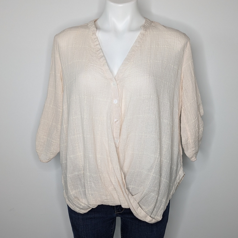 ✨3/$15 Listicle cream lightweight cotton short sleeve v neck blouse M